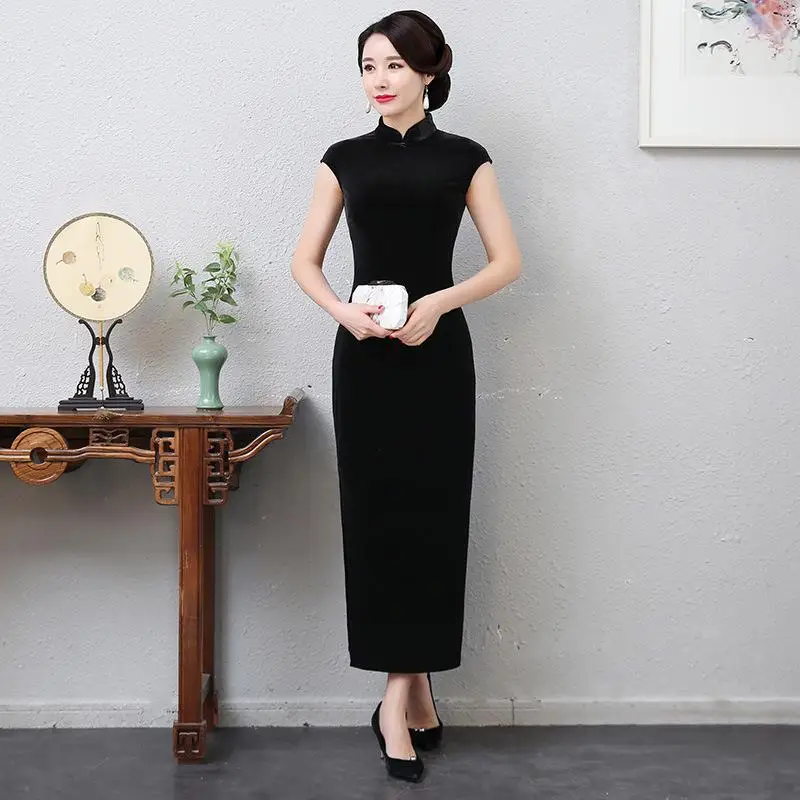 Однотонное черное платье с коротким рукавом Cheongsam сексуальное тонкое длинное платье с разрезом Qipao зимнее бархатное платье для сцены - Цвет: Черный