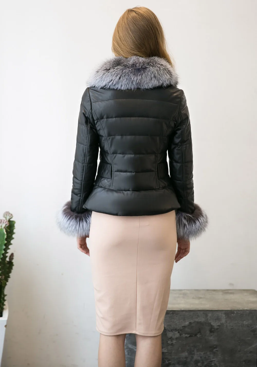 Женский зимний пуховик из искусственной кожи черная стеганая парка на молнии с