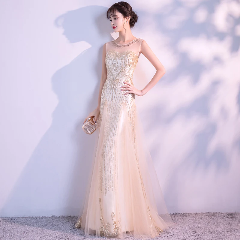 Новые женские студенческие выпускники из шампанского элегантные вечерние
