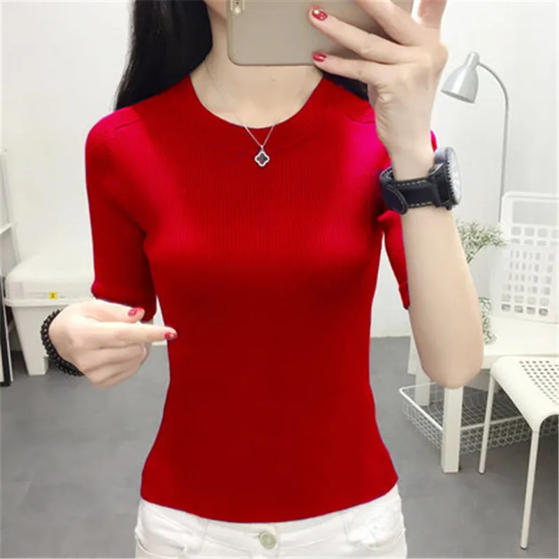 Свитер женский короткий облегающий черного цвета с круглым вырезом на весну/лето