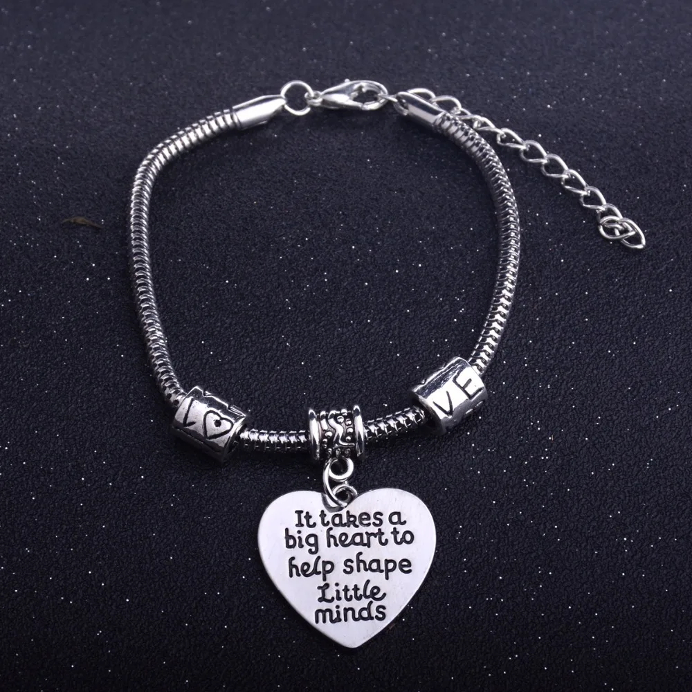 Требуется большое сердце чтобы помочь в форме маленьких умов любящее