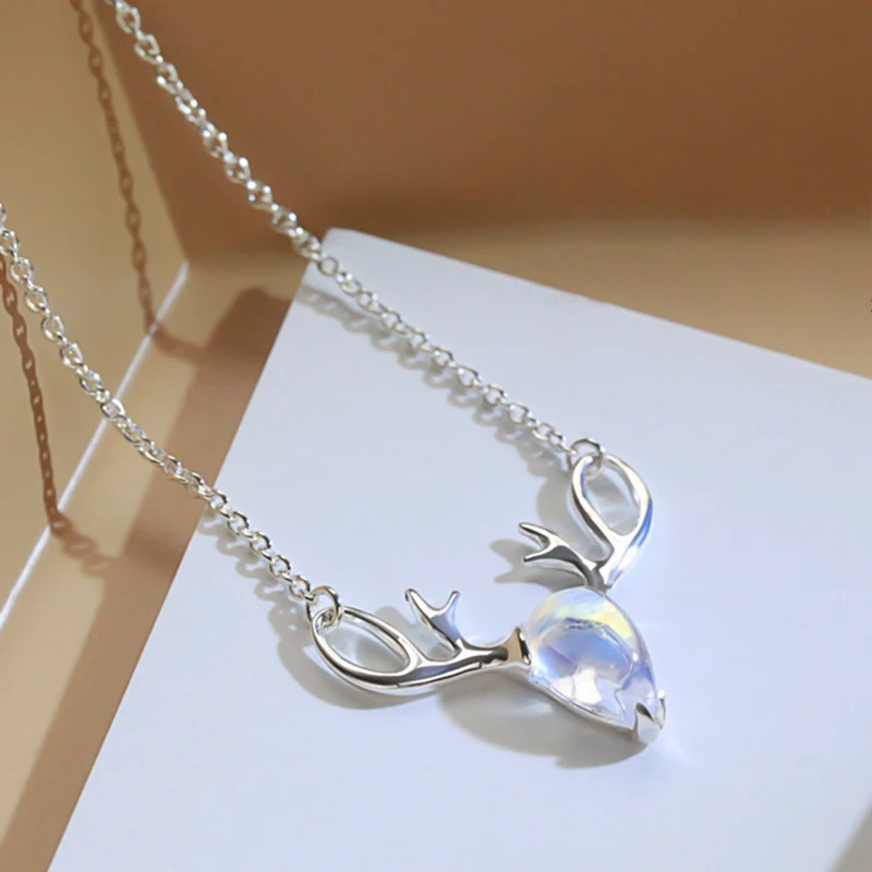 Ожерелье с кулоном из монокристаллического мунштейна в виде оленя - модный и изысканный украшения для клавикулы, подарки в радужном стиле.