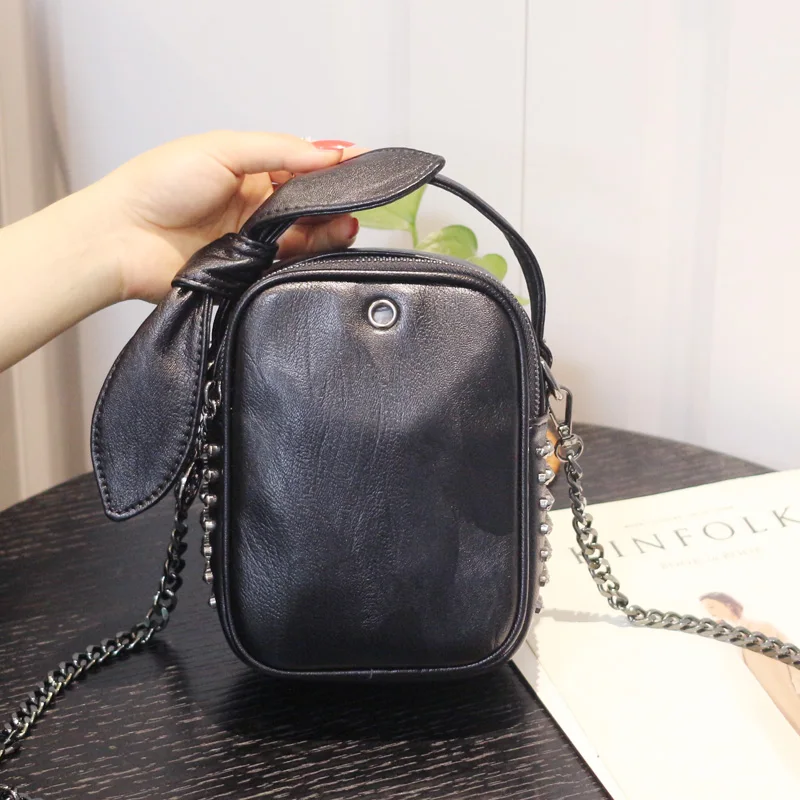 Текстурированная сумка-мессенджер женская модная мягкая кожаная с заклепками и