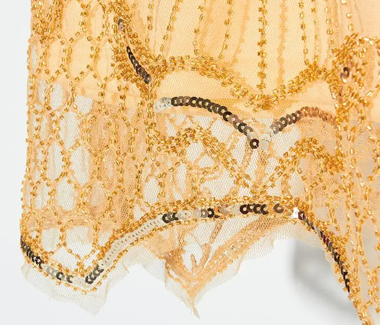 Женское платье с золотыми бусинами украшенное блестками v-образным вырезом