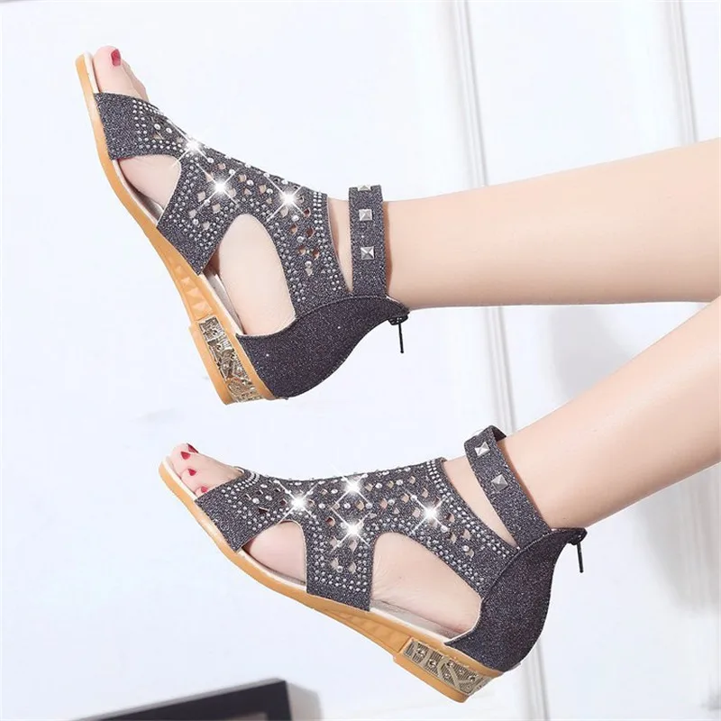 Летняя женская обувь на танкетке в римском стиле женские металлические полые