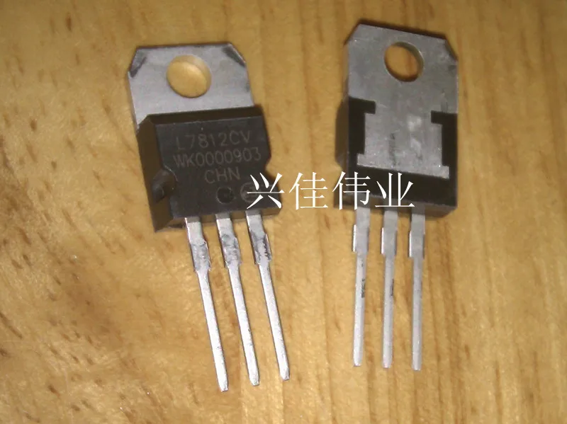 50PCS The new 7812 L7812 L7812CV TO-220 12V / 1.5A three-terminal regulator |