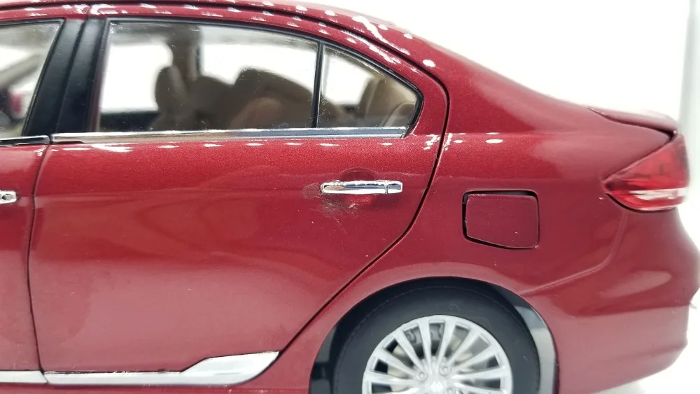1:18 литая модель для Suzuki Alivio Ciaz красный Седан сплав игрушечный автомобиль миниатюрная Коллекция подарков