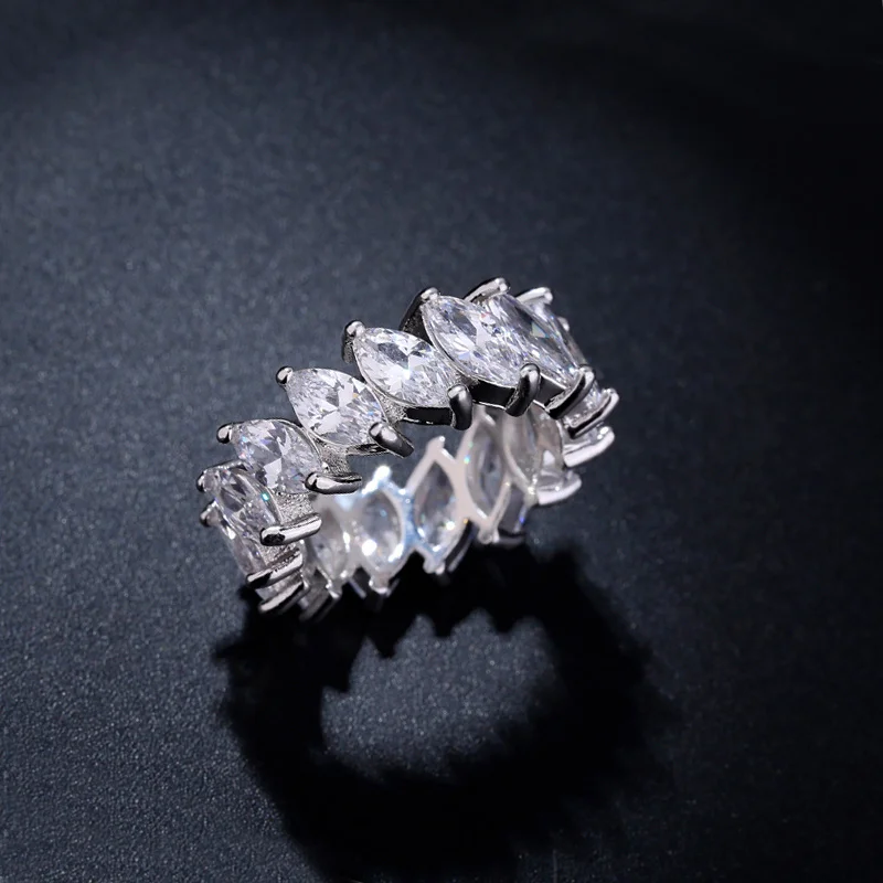 Женское обручальное кольцо BeaQueen серебристого цвета с фианитом маркиза