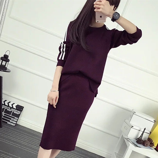 Женский костюм-двойка с юбкой черного и винно-красного цвета облегающий пуловер