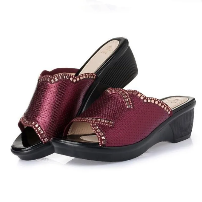 Женские босоножки со стразами повседневные Элегантные шлепанцы на танкетке