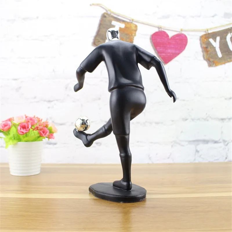 Статуи и скульптуры из смолы садовые украшения для футбольного игрока