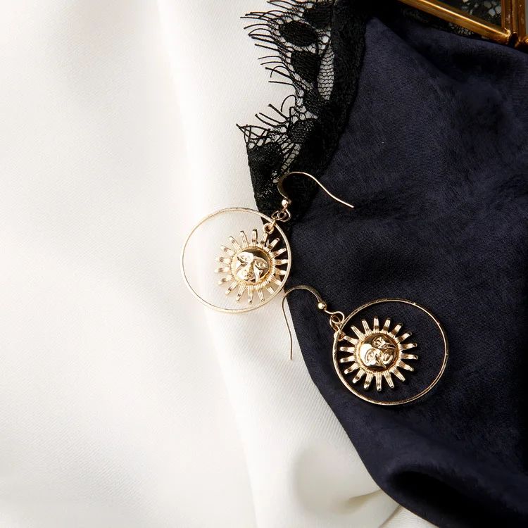 Женские серьги подвески солнце золотистые с геометрическим узором в виде солнца