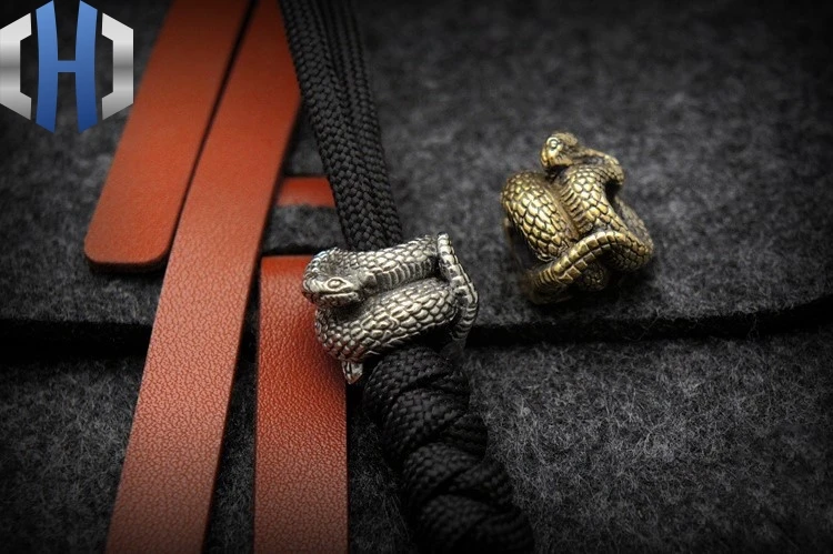 

Rattlesnake EDC Umbrella Rope Knife Pendant With Beads Handmade DIY Flashlight Pendant Knife Beads