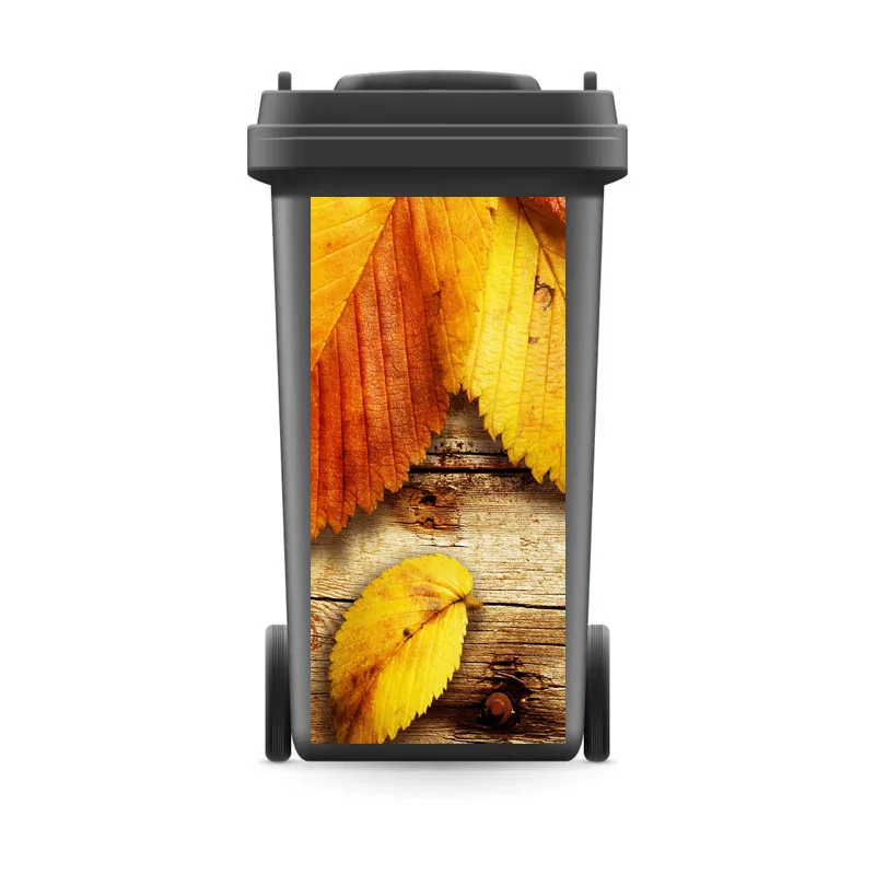 Самодельная креативная наклейка в виде листьев на деревянном мусорном ведре