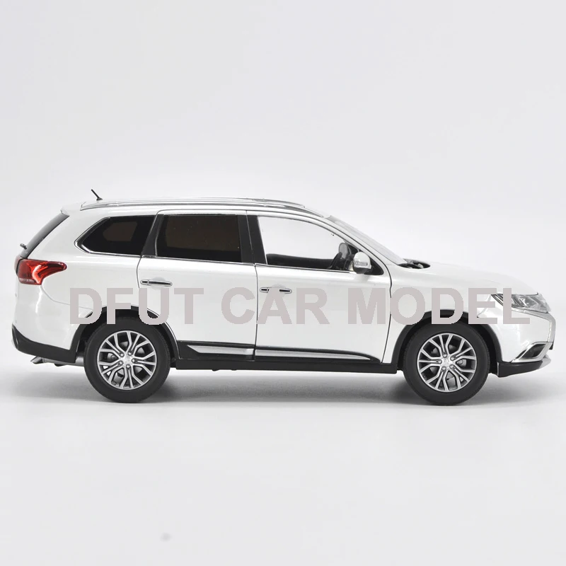 1:18 Модель спортивного автомобиля из сплава внедорожник OUTLANDER детские игрушечные