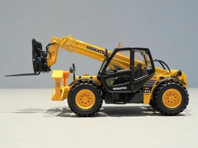 UH8002 1:50 KOMATSU WH613 TELEHANDLER с вилками для поддонов литая игрушка модель для украшения, сбора, подарка, без коробки посылка