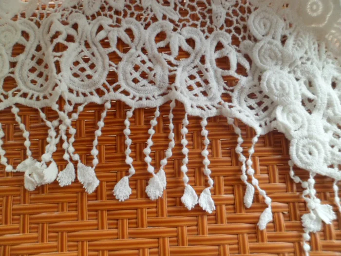 Женский кружевной жилет без рукавов бежево-белый кардиган с бахромой и вышивкой