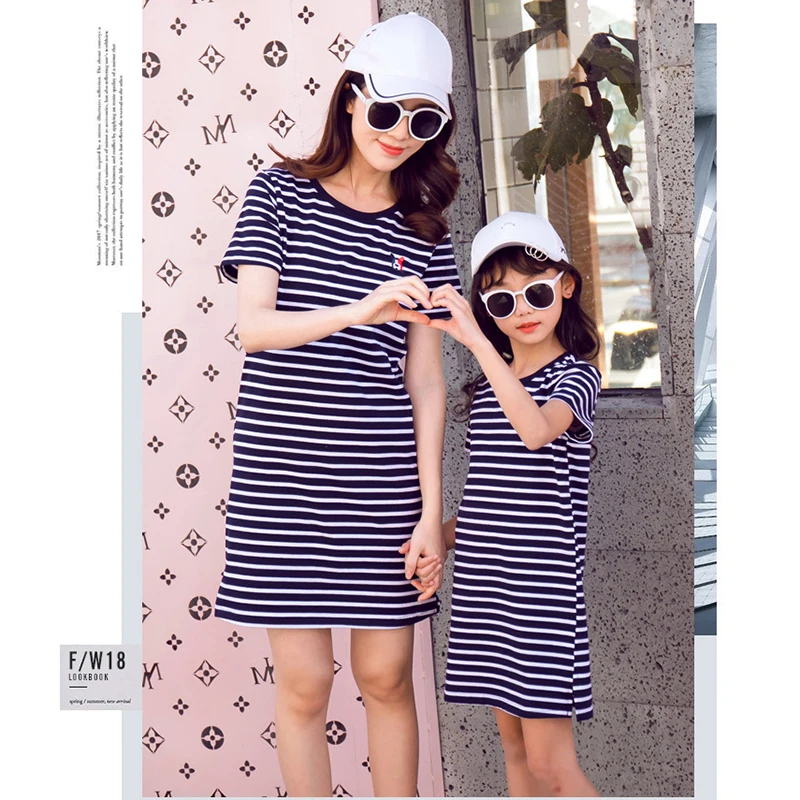 Модная одежда для мамы и дочки платье в полоску Одинаковая семьи комплект одежды