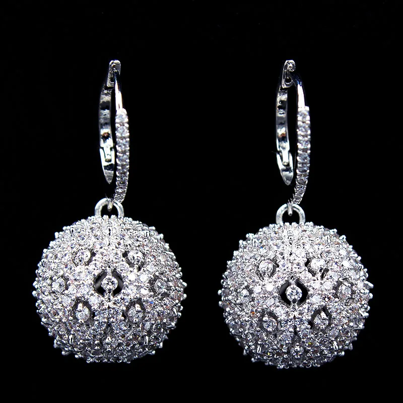 Женские серьги белого и золотого цвета с блестящими вырезами украшенные