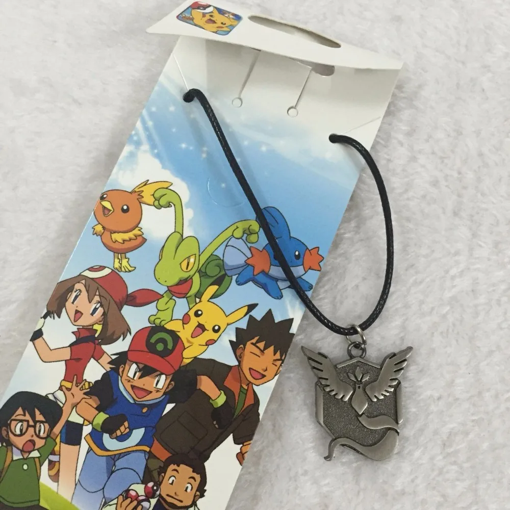 Тематика карманных монстров брошь в виде футболки красного цвета Valor синего