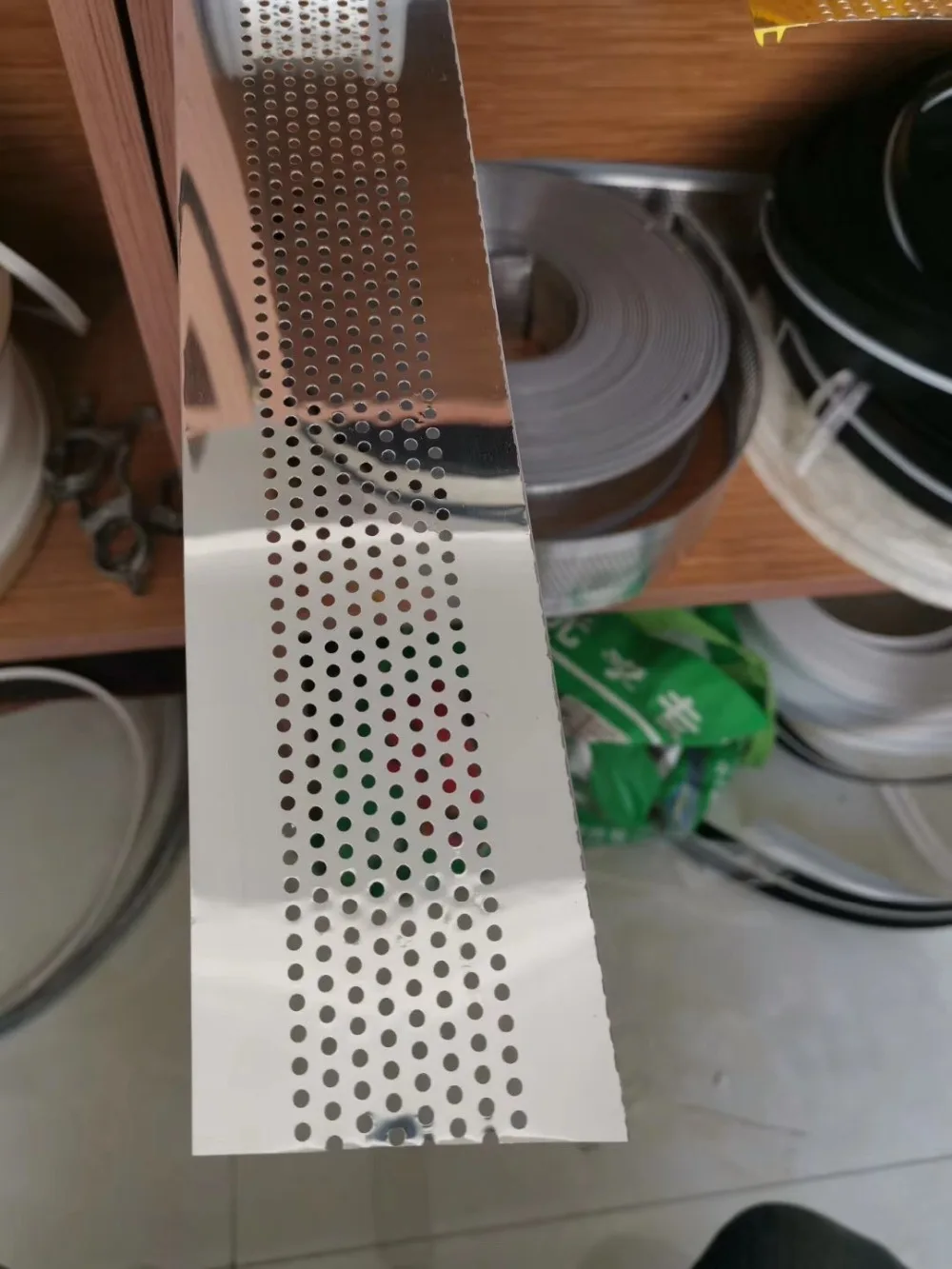 Алюминиевая пластина с босветильник кой пробивной канал буквенная полоса