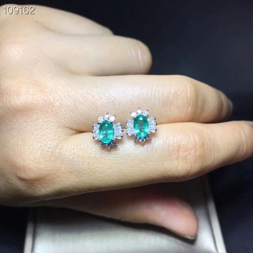 Женские серьги гвоздики из серебра с натуральным драгоценным
