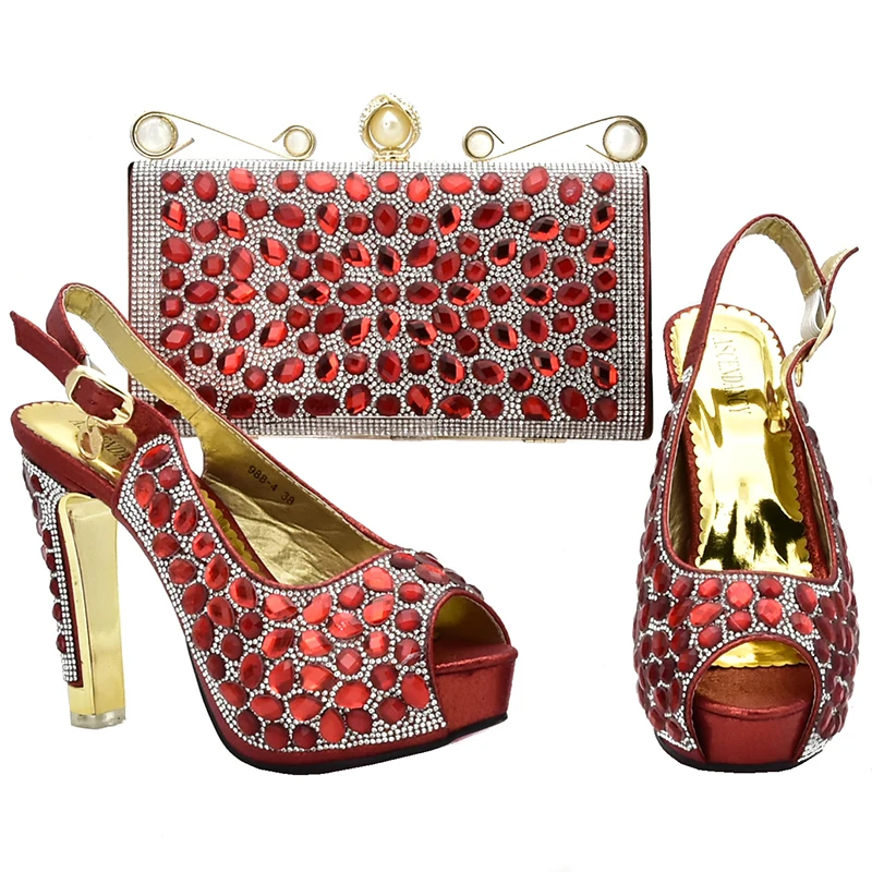 Комплект из итальянских туфель и сумочки красного цвета в нигерийском стиле