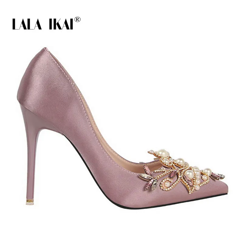 Purple LALA IKAI/атласные туфли на высоком каблуке, украшенные жемчугом; женские туфли-лодочки с острым носком; свадебные туфли из флока; красные вечерние туфли-лодочки с цветочным узором; 014C0669-4 - Цвет: Purple