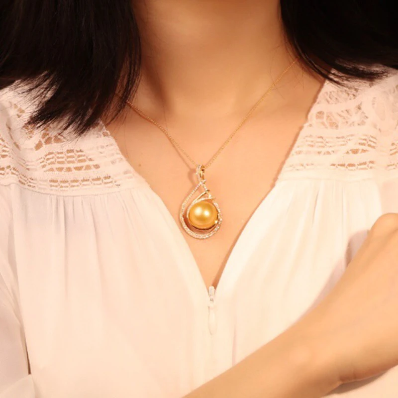 Золотая жемчужная подвеска Sinya инкрустированная бриллиантами с высоким блеском