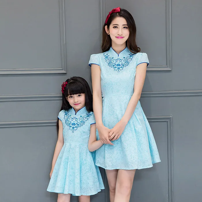Платья для мамы и дочки комплект одинаковой одежды всей семьи винтажный