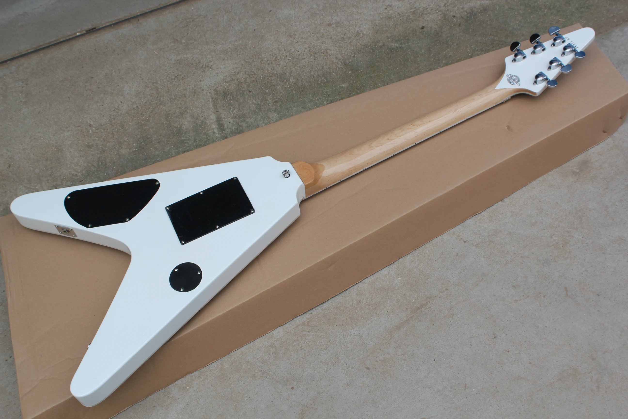 Электрическая гитара неправильной формы в виде зебры с поддержкой