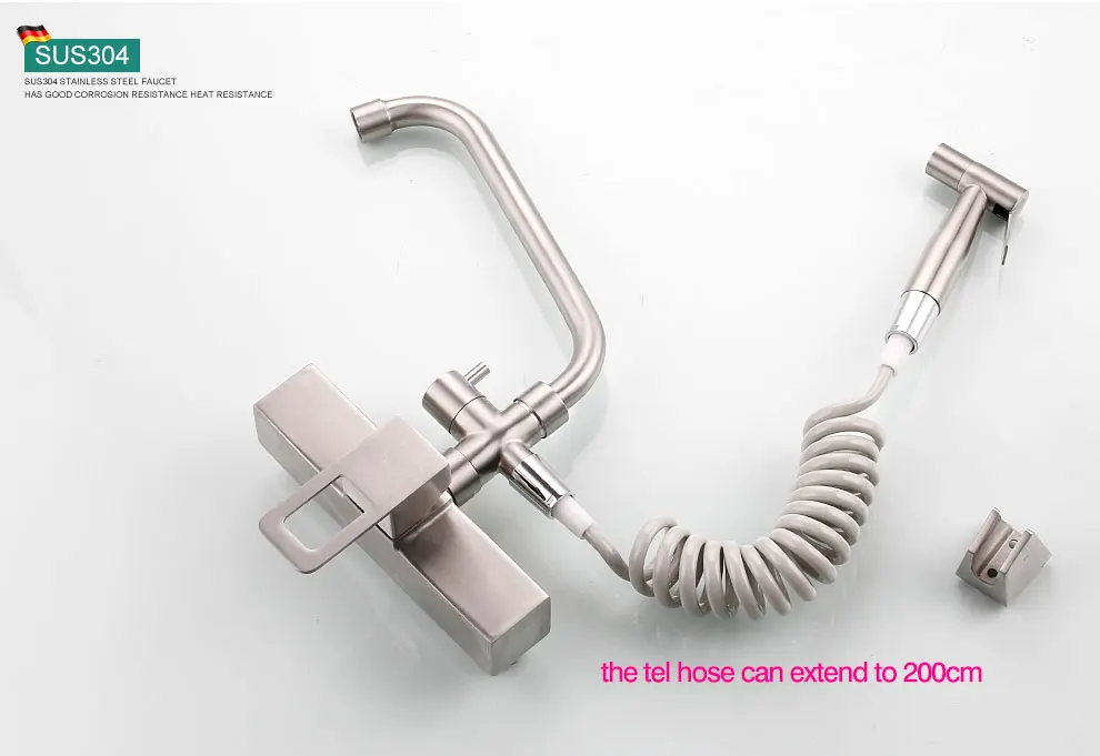 Смеситель для раковины с одной ручкой для установки на стену имеет держатель с распылителем для мытья