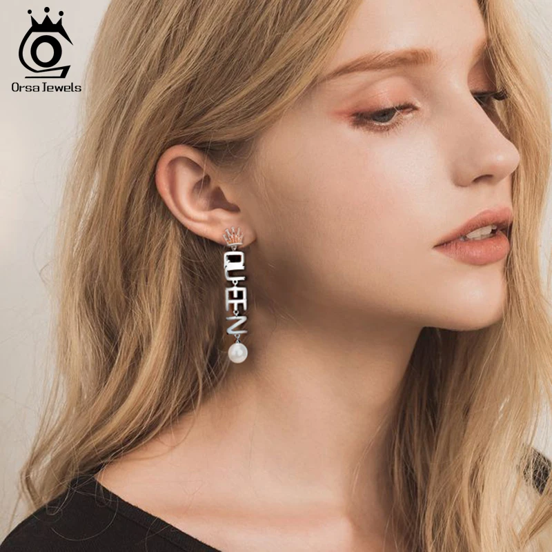 ORSA JEWELS Подлинная женская шахматы висячие серьги буква стерлингового серебра стиль женщин имитация жемчуга серьги Элегантные ювелирные изделия SE139