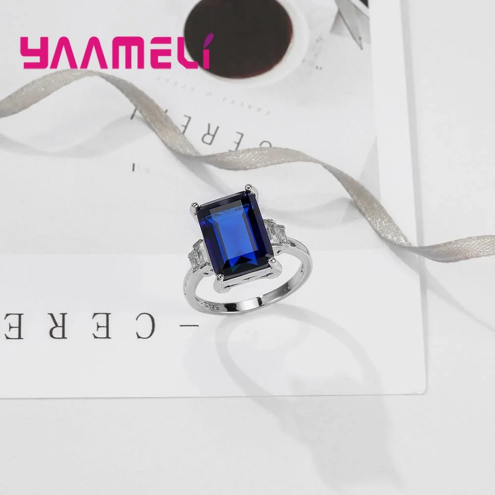 Женское кольцо из серебра 925 пробы с прозрачным кристаллом | Украшения и