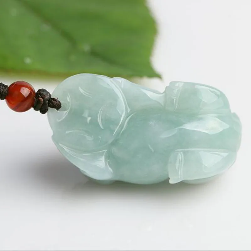 Подвеска из натурального нефрита ручной работы с резным изображением пиксу