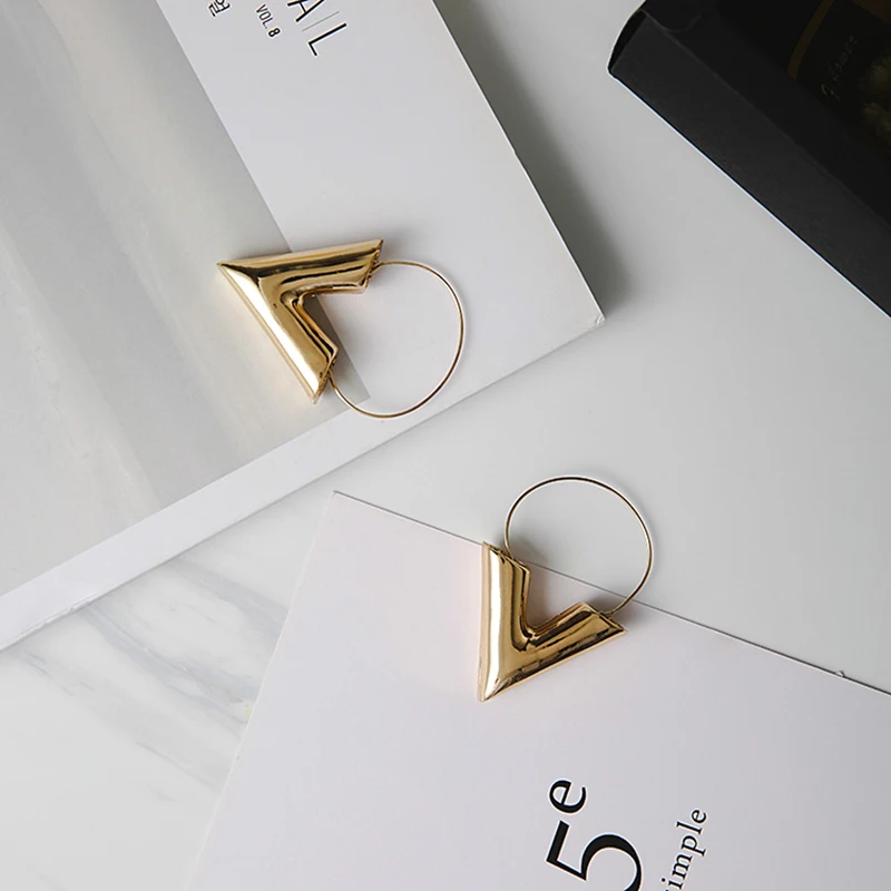 SRCOI новые модные серьги с буквами V висячие золотого цвета геометрическим узором