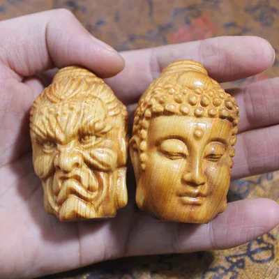 Мужчина держит мяч из орехового дерева твердый орех здоровье массаж Thuja sutchuenensis