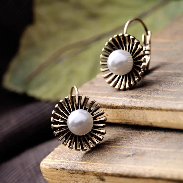 Женские серьги в виде подсолнуха брендовые золотистые с искусственным жемчугом