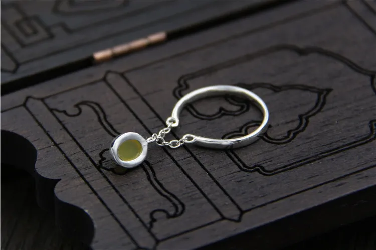 Женское кольцо из серебра 925 пробы с цепочкой и кисточками овальное натурального