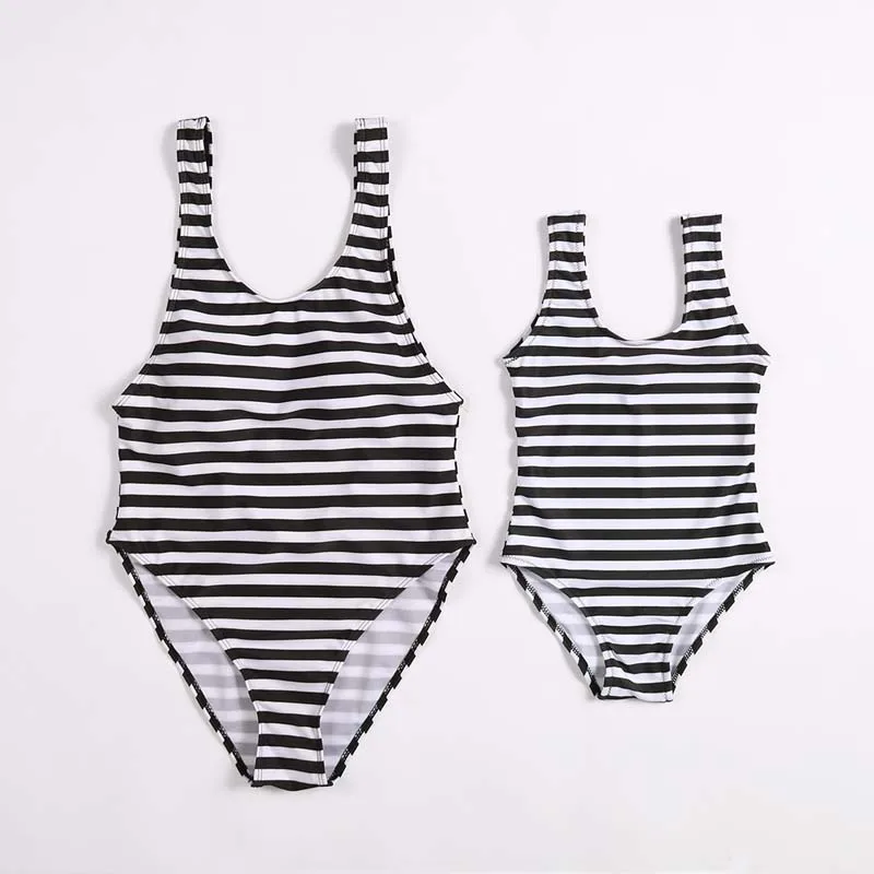 Классический купальник в черно-белую полоску одинаковые купальники для семьи