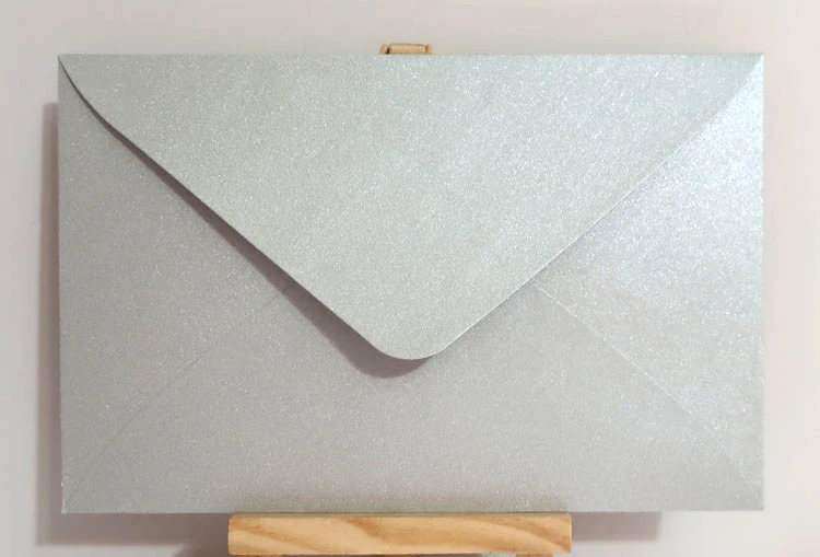 50 шт 17x11 см(6," x 4,3") 120 г перламутровый цветной бумажный конверт для приглашения открытка - Цвет: Gray