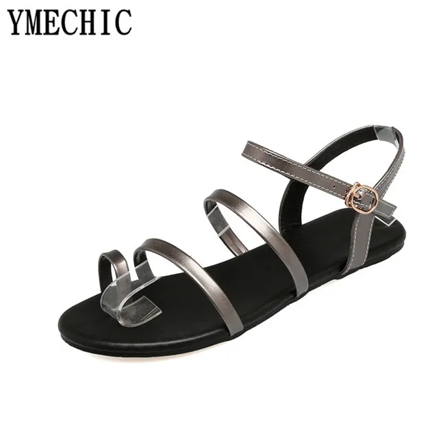 Недорогие Женские лаконичные сандалии гладиаторы YMECHIC 2018 на плоской подошве