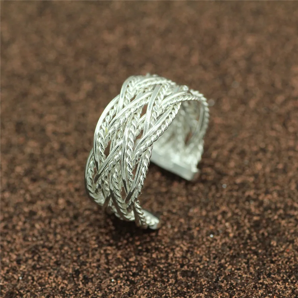 Женское серебряное кольцо витое из проволоки кольца с изображением персонажа