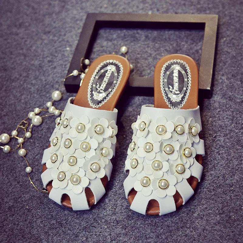 Женские босоножки шлепанцы с цветочным узором и бусинами на плоской подошве