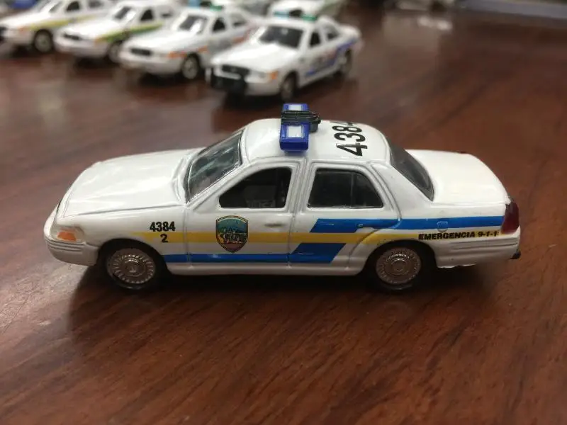 4384 Премиум литой металлический сплав 1: 64 Crown Victoria 2002 Ford Crown Victoria модель полицейской машины игрушка - Цвет: 4384