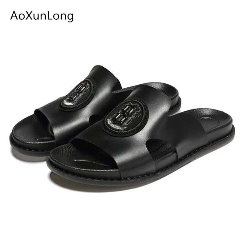 Black AoXunLong/мужские летние кожаные пляжные шлепанцы; модные уличные кроссовки с вышивкой; мужские Нескользящие повседневные шлепанцы; европейские размеры 38-45; мужские шлепанцы - Цвет: Black