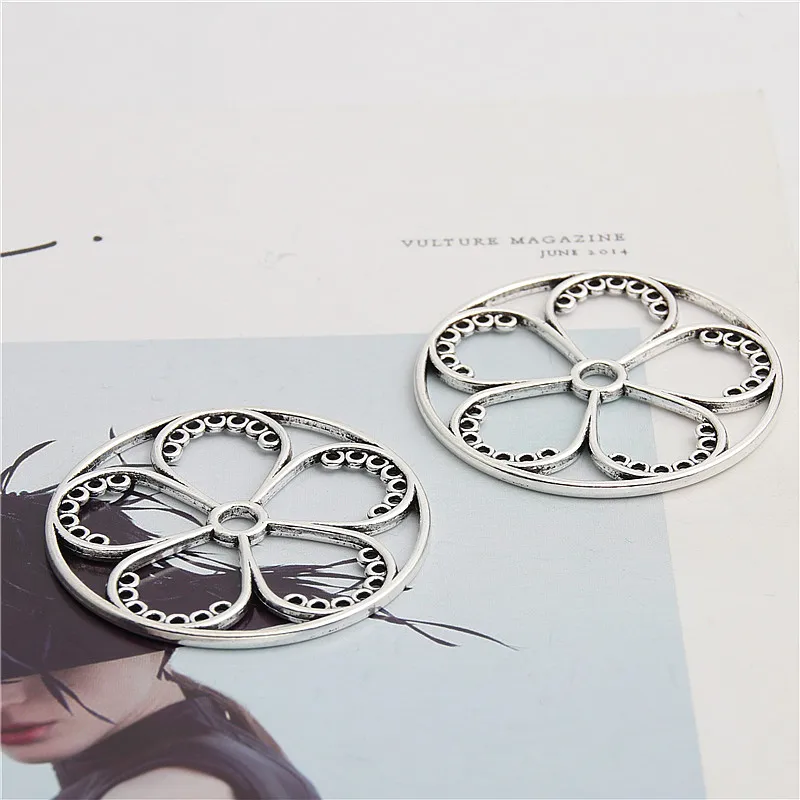 Подвески с цветами природы серебристые 37 мм 10 шт. A2980