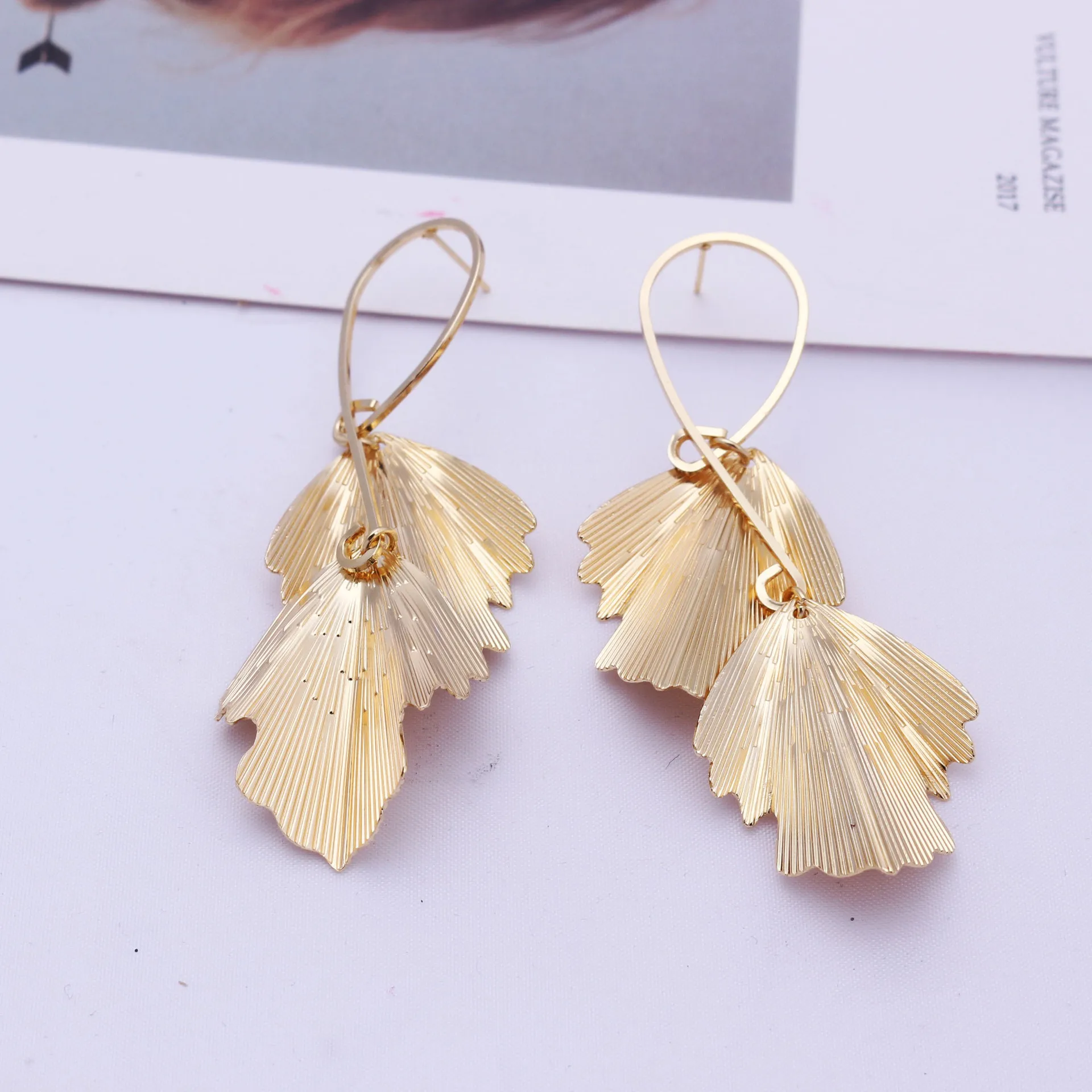Женские серьги в виде больших листьев блестящие золотистые форме цветка для