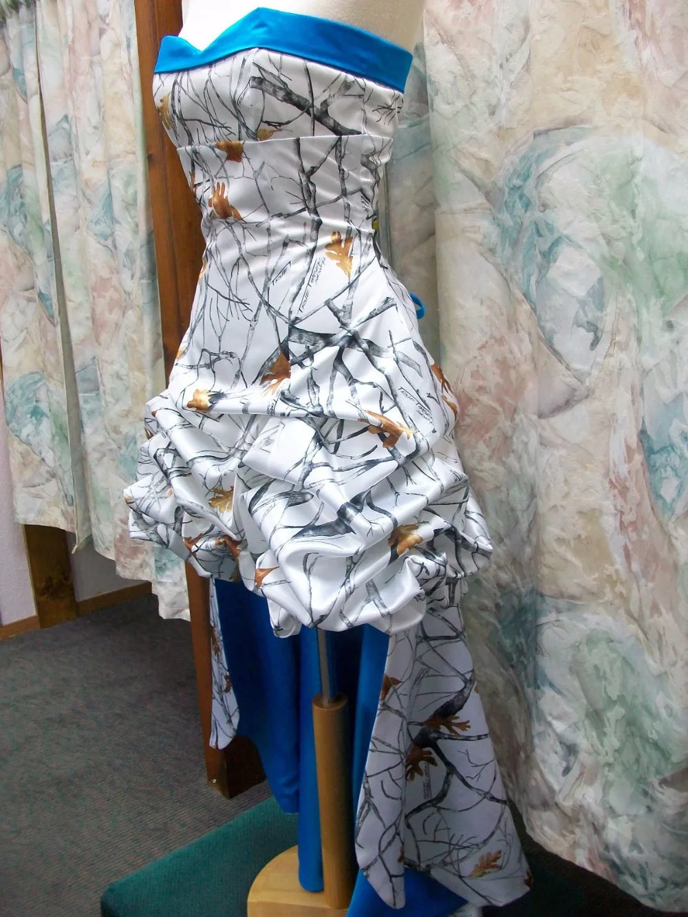 Женское камуфляжное платье для выпускного вечера белое с глубоким вырезом