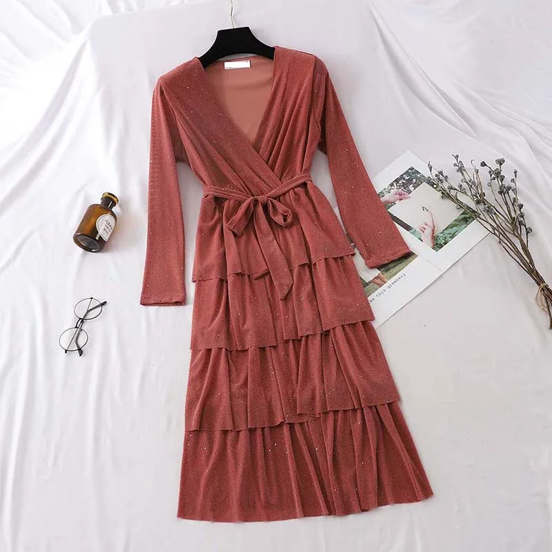 Женское вечернее платье блестящее с поясом и треугольным вырезом на осень